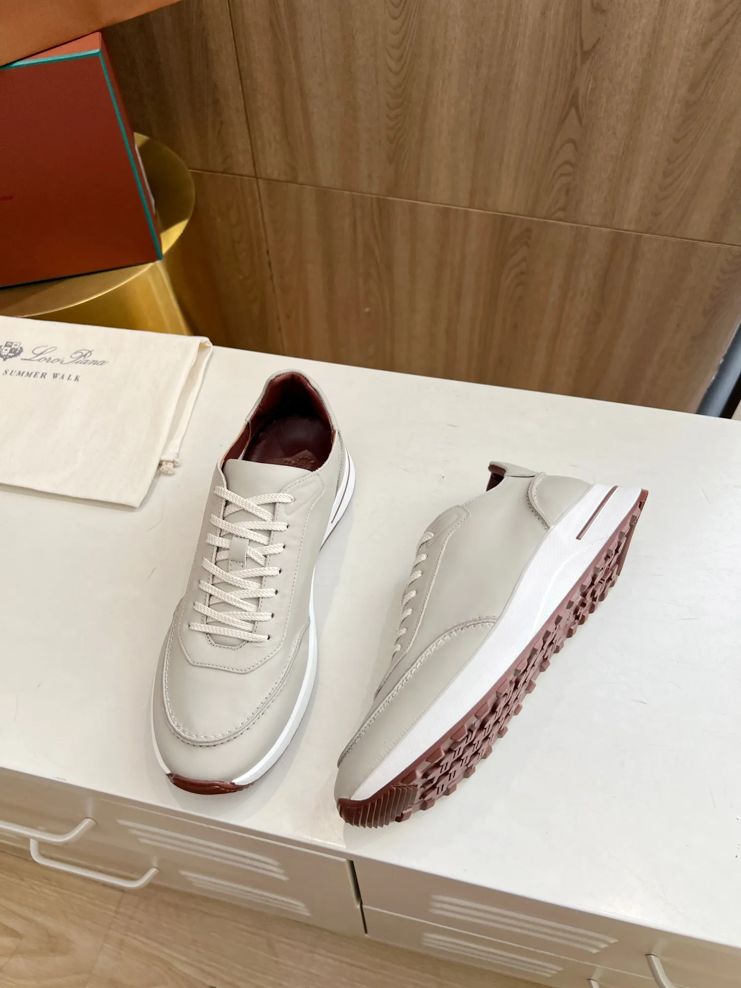 Men's Men's Shoes 💰620 👑Loro Piana* Purchase the original 1:1 copy. Founded the existing Loro Piana company on April 24, 1924. It is now the sixth generation of family business, providing high-quality products to customers who are discerning about taste and quality. Imported calfskin fabrics. The interior is made of imported A-grade water-dyed cow lining. 💝 Focus on top quality, pay for what you pay, and compare the inner details. Original authentic packaging. Code number: 39-45